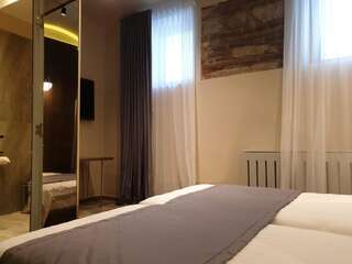 Отель Vila Siago Клуж-Напока Стандартный двухместный номер с 1 кроватью или 2 отдельными кроватями-1